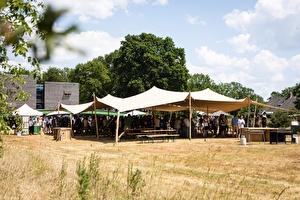 Stretchtent in de tuin van Boshotel Overberg